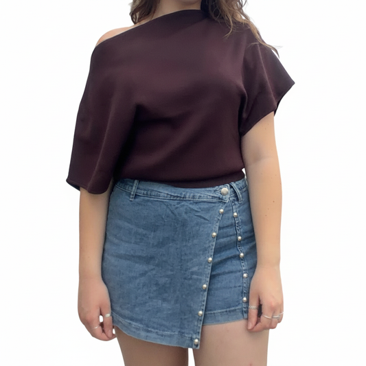 Off-shoulder crop top bordeaux met denim rok, vierkant formaat