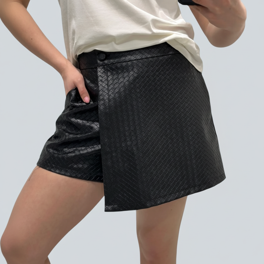 Zwarte rok met gevlochten leer-look structuur